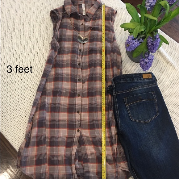 Long, sleeveless plaid shirt, slits on each side - Picture 2 of 3